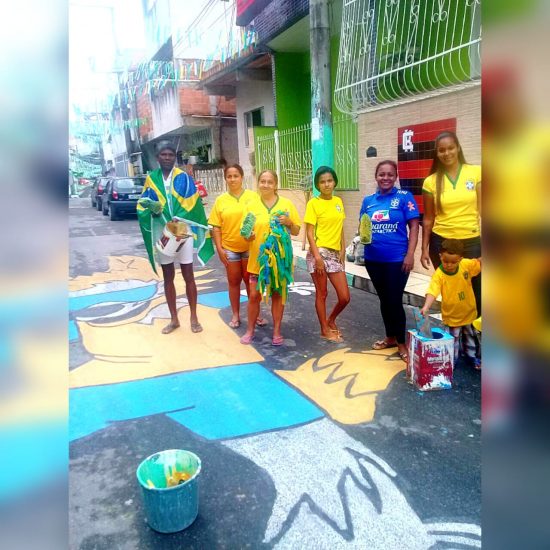 Acreditando na conquista do mundial, moradores de Guarapari pintam ruas e se equipam para torcer pelo Brasil 1 ruacopa4