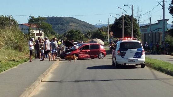 1 1 - Acidente envolvendo dois carros deixa senhor em estado grave em avenida de Meaípe