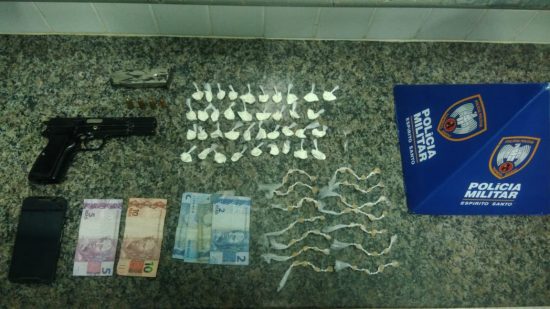 9mm Muquiçaba - Dois homens presos, armas e drogas encontradas durante patrulhamento da PM em Guarapari