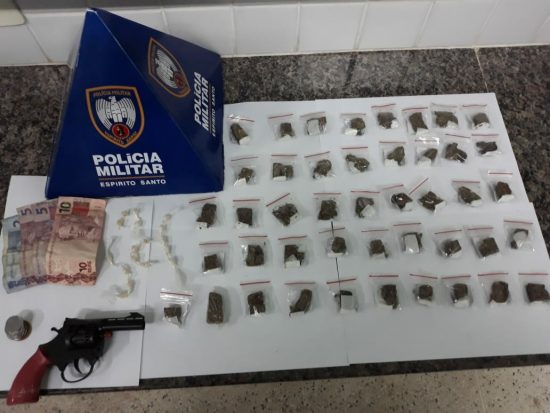 Polícia apreende arma, drogas e identifica foragido em Guarapari 1 WhatsApp Image 2018 07 18 at 00.53.27