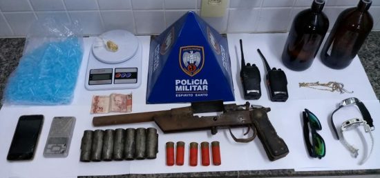Polícia apreende arma e materiais utilizados na venda de drogas em Guarapari 1 WhatsApp Image 2018 07 29 at 21.12.25