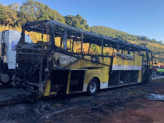 acidentefogo - Ônibus que seguia do RJ para Vitória pega fogo na BR 101, em Guarapari