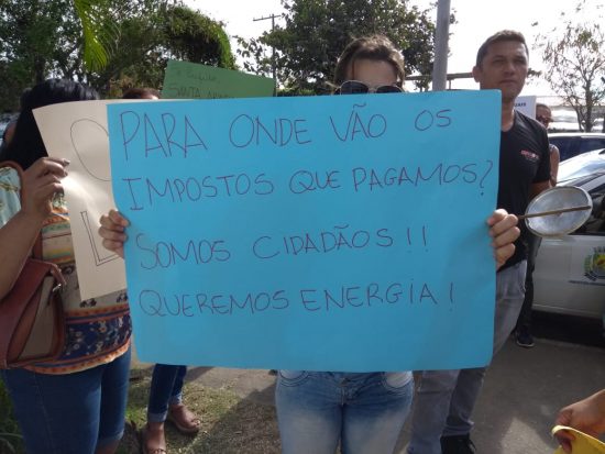 arinda - Ainda sem luz, moradores de Santa Arinda fazem protesto em frente à Prefeitura de Guarapari