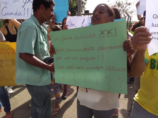 arinda4 - Ainda sem luz, moradores de Santa Arinda fazem protesto em frente à Prefeitura de Guarapari