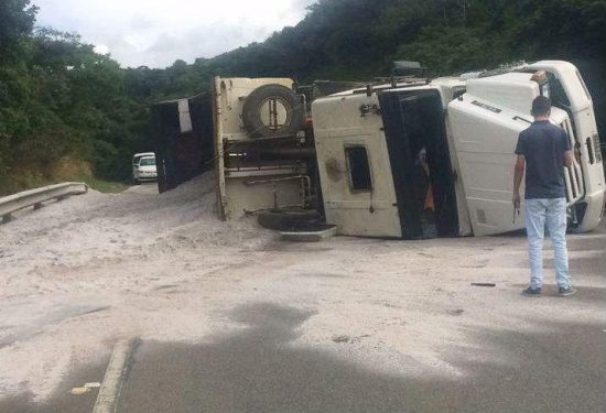 caminhaoacidente - Caminhão tomba e interdita pista da Rodovia do Sol em Guarapari