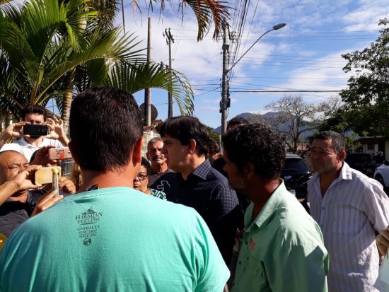 edson - Prefeito de Guarapari conversou com moradores e prometeu mais uma vez luz em Santa Arinda