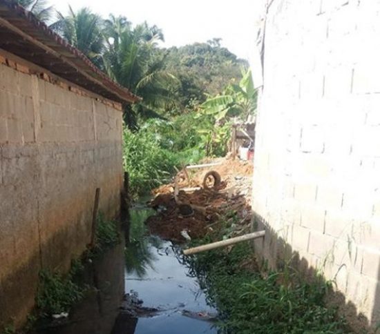 valão são gabriel 1 - Morador reclama de terra despejada em valão no bairro São Gabriel em Guarapari
