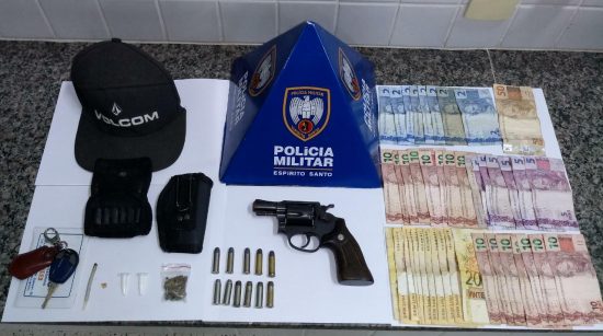 Coroado 03.08 - Homem detido com arma e drogas em Guarapari