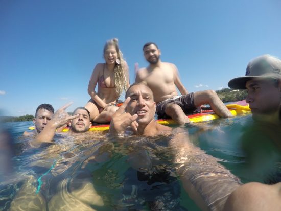 Após cumprir desafio, jovem se prepara para saltar de paraquedas em Guarapari 1 WhatsApp Image 2018 08 13 at 15.31.10