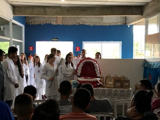 Limpeza da Praia da Cerca: Um mutirão do bem no trote dos calouros da Faculdade Pitágoras 2 odonto