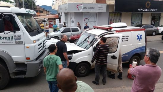 Passa bem o motorista da ambulância que bateu em um caminhão em Guarapari 1 WhatsApp Image 2018 09 12 at 14.14.19