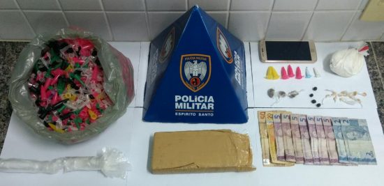 policiaburaco - Presos por tráfico de drogas no "Buraco Quente" em Guarapari