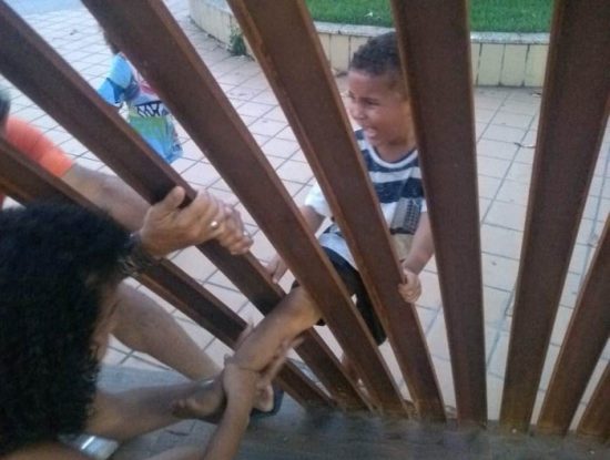 capa gaiola - Criança fica presa em estrutura metálica de praça em Guarapari e família questiona