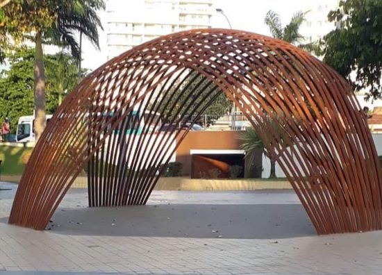 criança presa gaiola praça 2