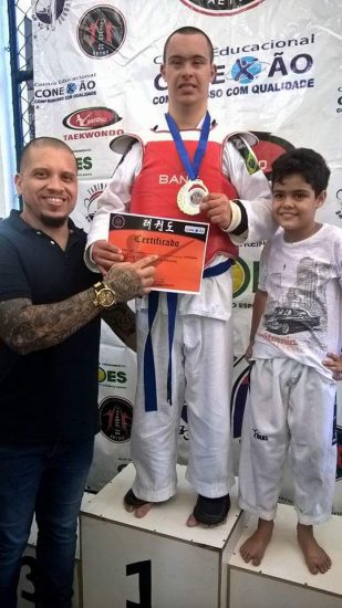 down2 - Atleta de Alfredo Chaves com síndrome de Down se destaca no Taekwondo