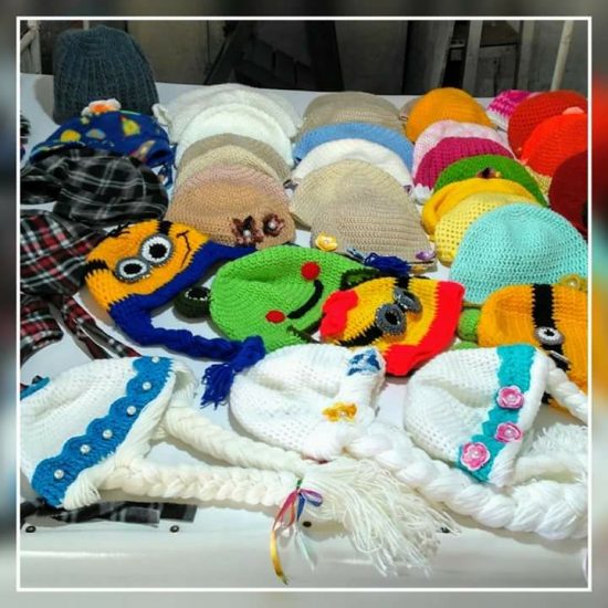 Grupo de Guarapari arrecada cabelos para crianças com câncer 2 toucas artesãs Radium