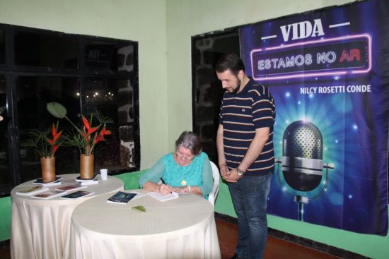 Nilcy - Moradora de Guarapari lança livro contando histórias vividas no rádio