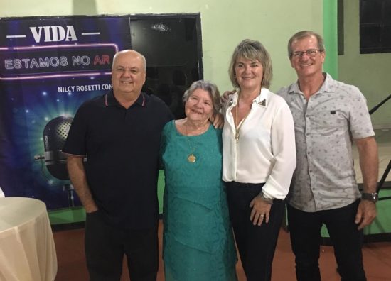 Moradora de Guarapari lança livro contando histórias vividas no rádio 3 Nilcy e filhos