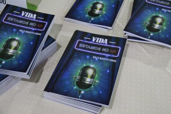 Moradora de Guarapari lança livro contando histórias vividas no rádio 1 nilcy livro