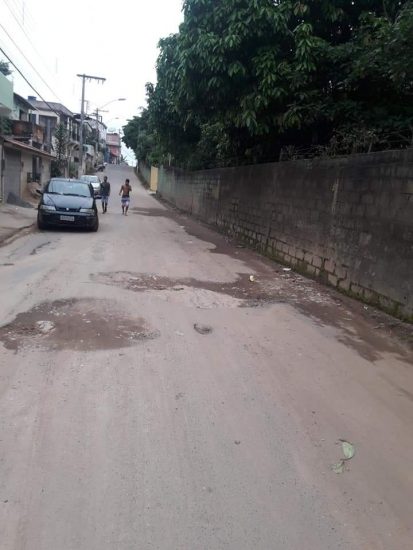 rua camurugi 1 - Morador de Guarapari grava vídeo reclamando de buracos em Camurugi