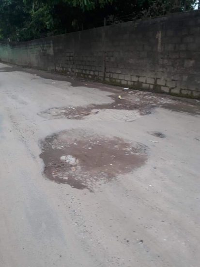 rua camurugi 2 - Morador de Guarapari grava vídeo reclamando de buracos em Camurugi