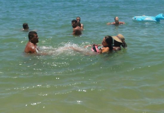 Salva-vidas realiza trabalho social em praia de Guarapari