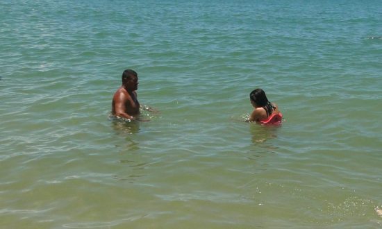 Salva-vidas realiza trabalho social em praia de Guarapari