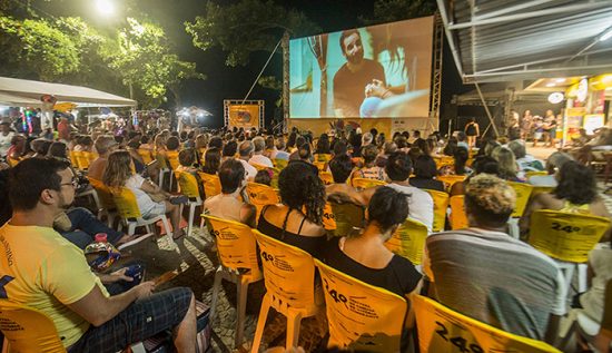 Balneários do Espírito Santo recebem o caminhão cinema do 25º Festival d... - Festival de cinema itinerante chega em Guarapari no próximo Sábado (19)