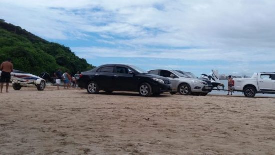 carrosss - Frequentadores ignoram leis municipais nas praias de Guarapari