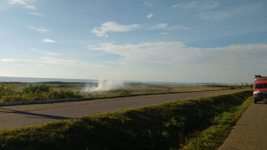 Fogo atinge vegetação na Praia do Riacho em Guarapari 2 incêndio vegetação praia do riacho 3
