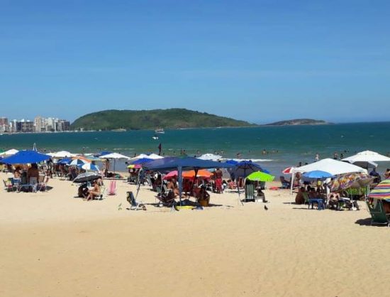 tendas - Frequentadores ignoram leis municipais nas praias de Guarapari