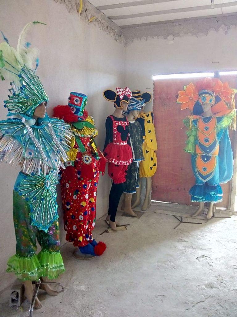 Escola de Samba de Olaria leva brincadeiras de criança para as ruas de Guarapari