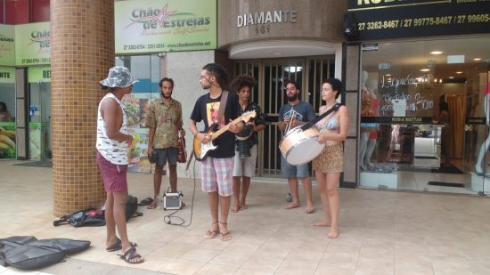Músicos se apresentam em calçada e ganham a atenção do público em Guarapari
