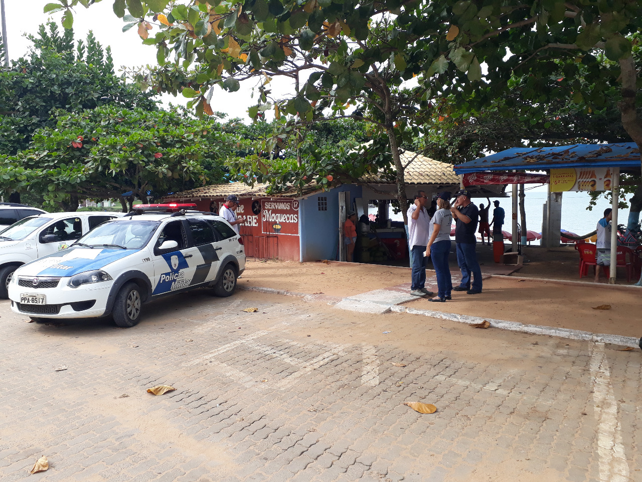 Fiscalização em Praia de Setiba começa com notificação e recolhimento de churrasqueiras em Guarapari