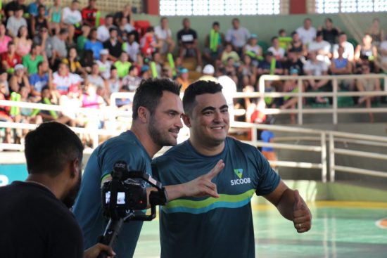 Falcão lota ginásio e emociona fã em Anchieta 3 Falcão e Romero