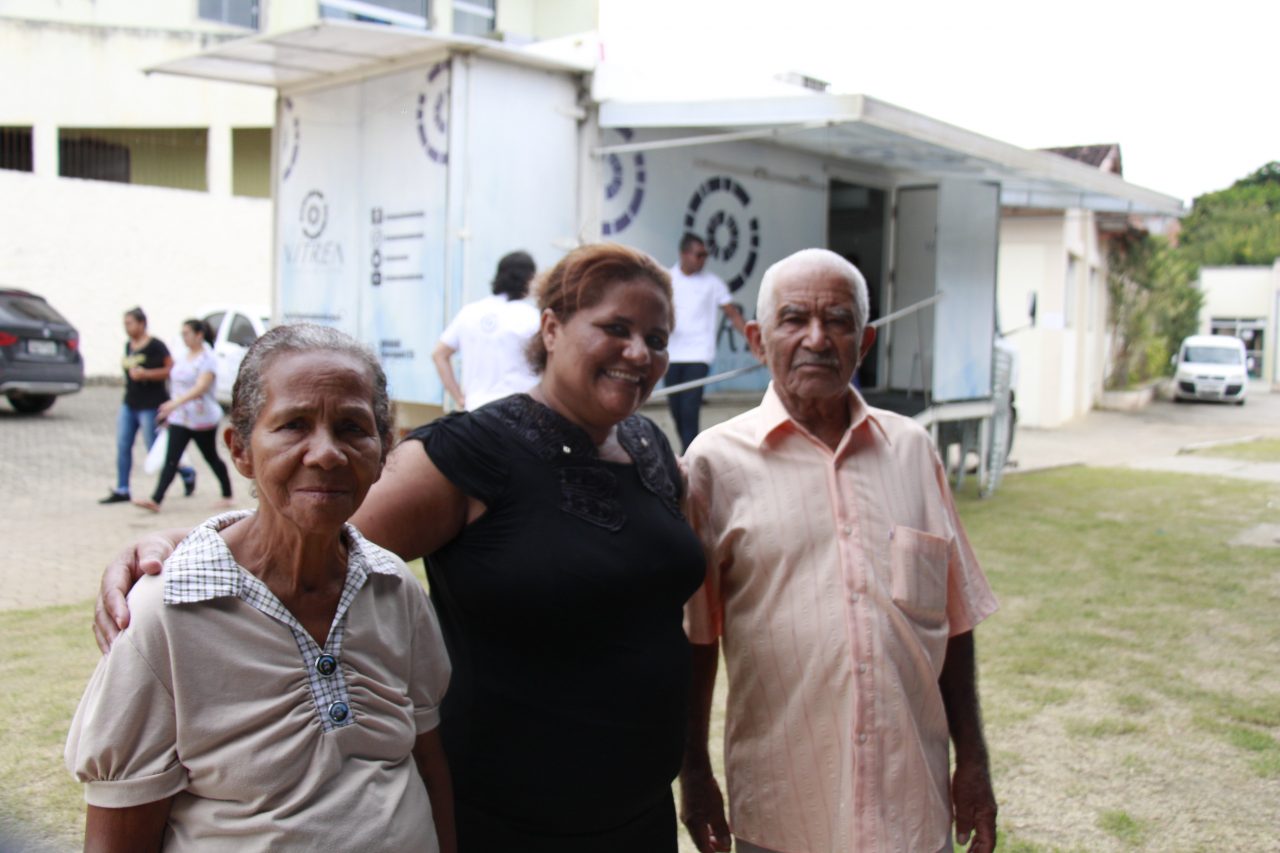 Ivonete e pais - Trote solidário no Adalberto beneficia mais de 600 moradores de Guarapari
