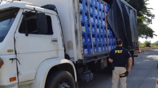 PRF cerveja - PRF apreende carga de cerveja em Guarapari