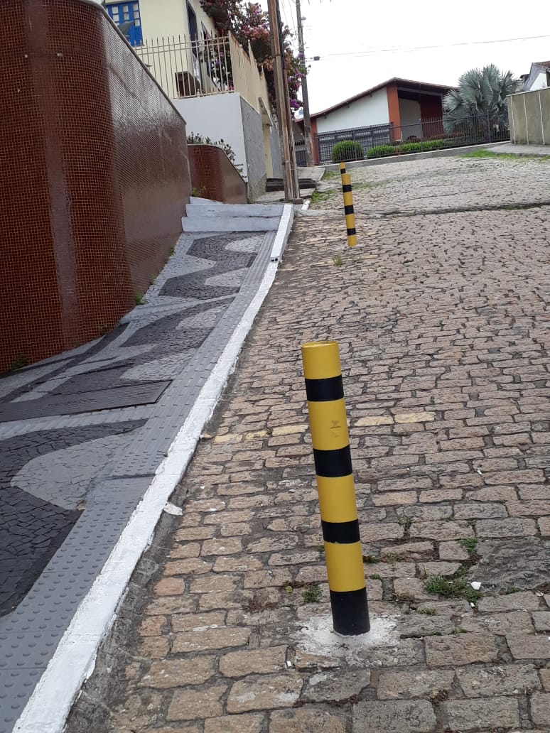 WhatsApp Image 2019 03 07 at 11.17.01 - Barras de ferro colocadas na rua deixam moradora do Centro de Guarapari indignada