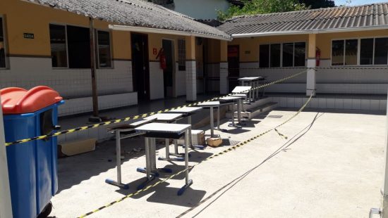 Estrutura de telhado cai e aulas são suspensas em Guarapari