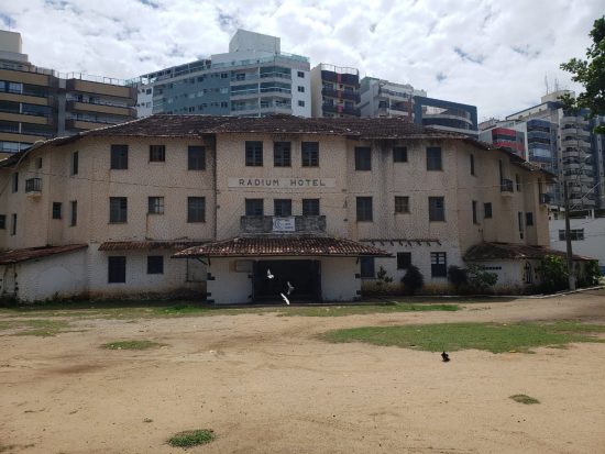 Radium Hotel: Após vandalismo prefeitura de Guarapari é questionada sobre preservação do local