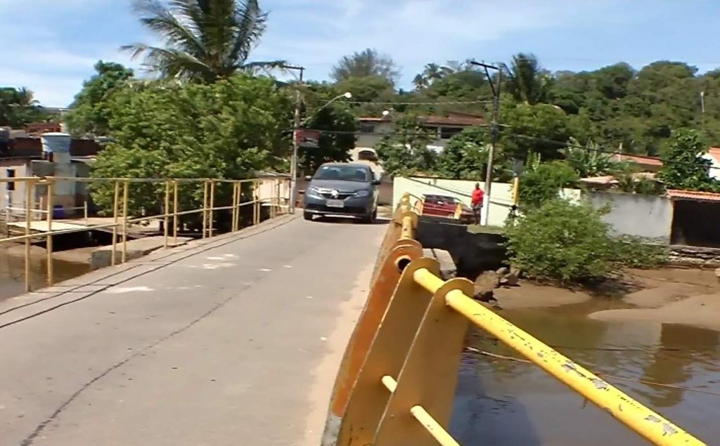 Caminhão com carga avaliada em R$ 600 mil é roubado em Guarapari 1 viatura