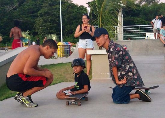 Skate doado se torna incentivo para menino cadeirante em Guarapari