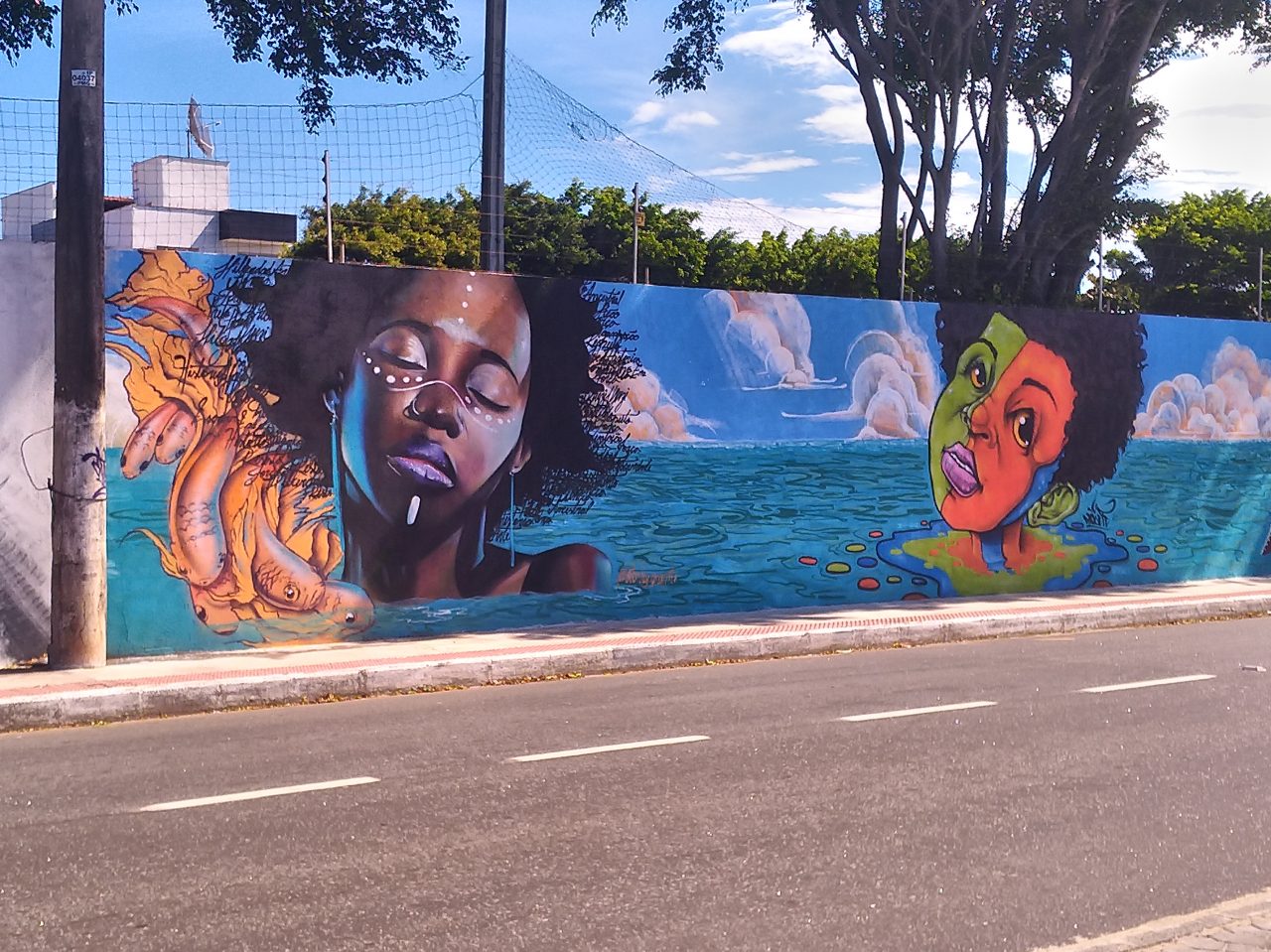 Artistas expõem arte a céu aberto pintando muro de Guarapari