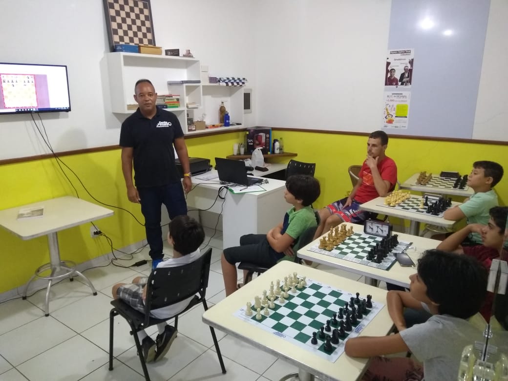 Academia de xadrez oferece bolsas para alunos da rede municipal em Guarapari