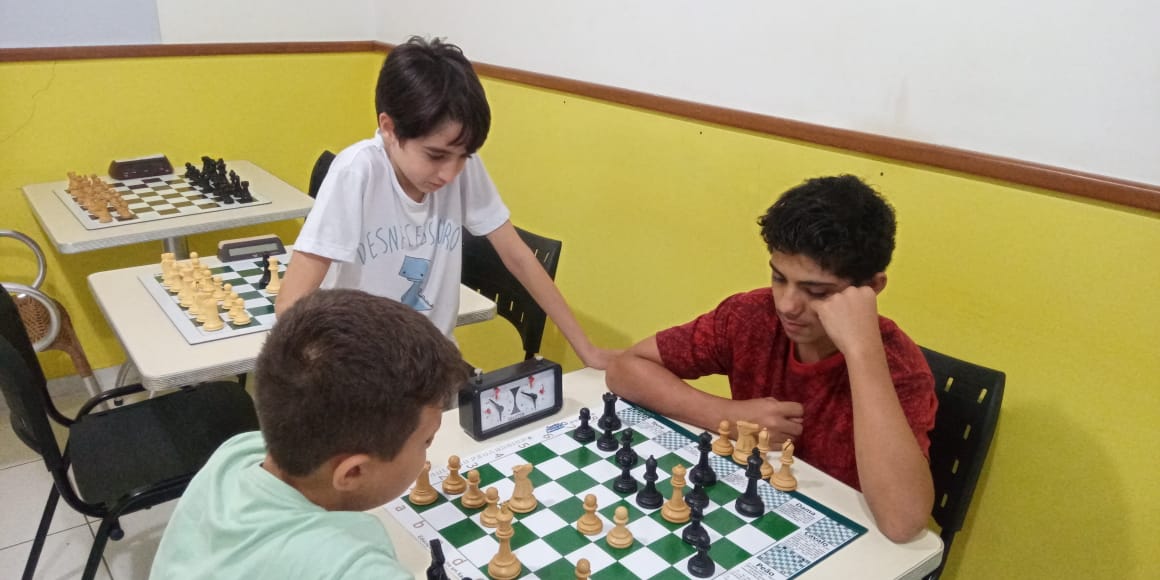 Academia de xadrez oferece bolsas para alunos da rede municipal em Guarapari
