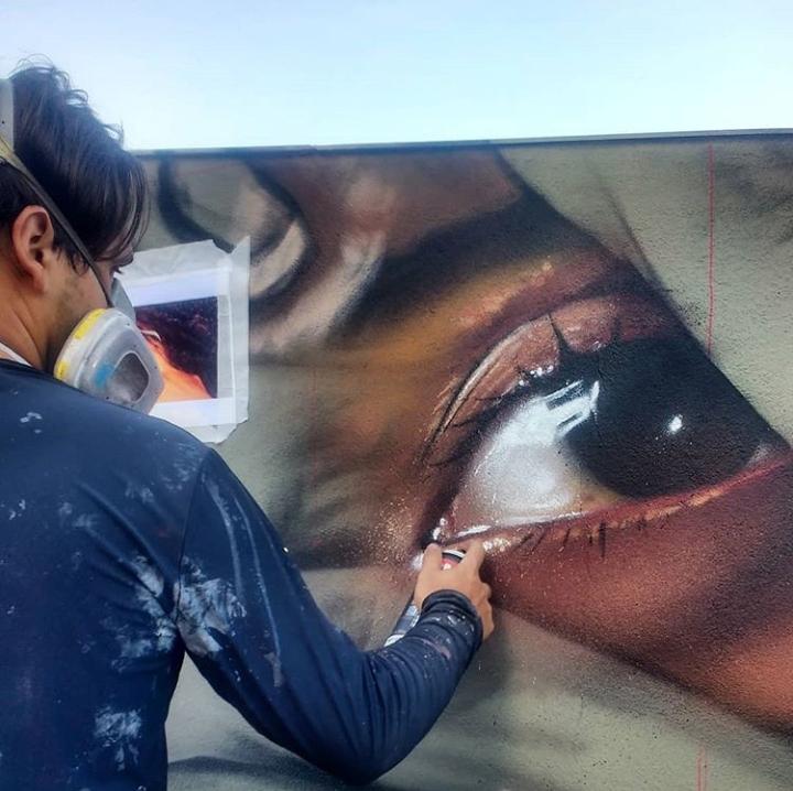 Artistas expõem arte a céu aberto pintando muro de Guarapari