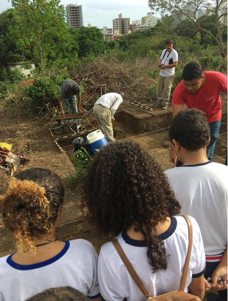 Em visita a sítio arqueológico, alunos do município conhecem patrimônio histórico de Guarapari