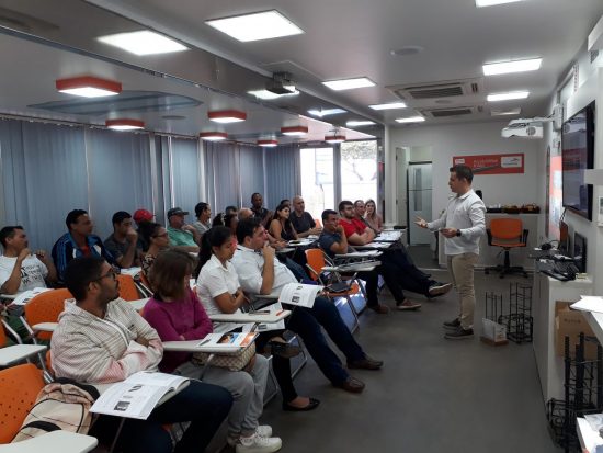 20190509 104901 - Caminhão Escola ArcelorMittal estaciona no Sindicig em Guarapari