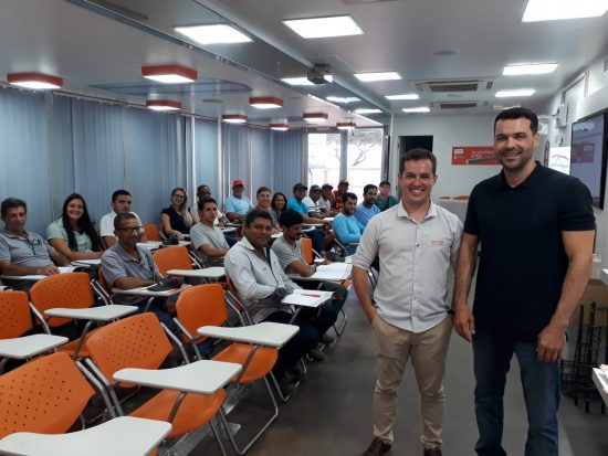 20190509 143720 - Caminhão Escola ArcelorMittal estaciona no Sindicig em Guarapari