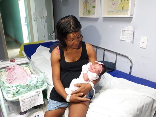 Luana e a filha - Após dar à luz em ponto de ônibus de Guarapari, mãe e bebê passam bem